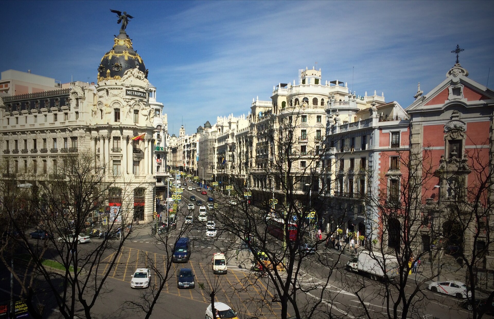 Gran Vía de Madrid con el edificio Metrópolis